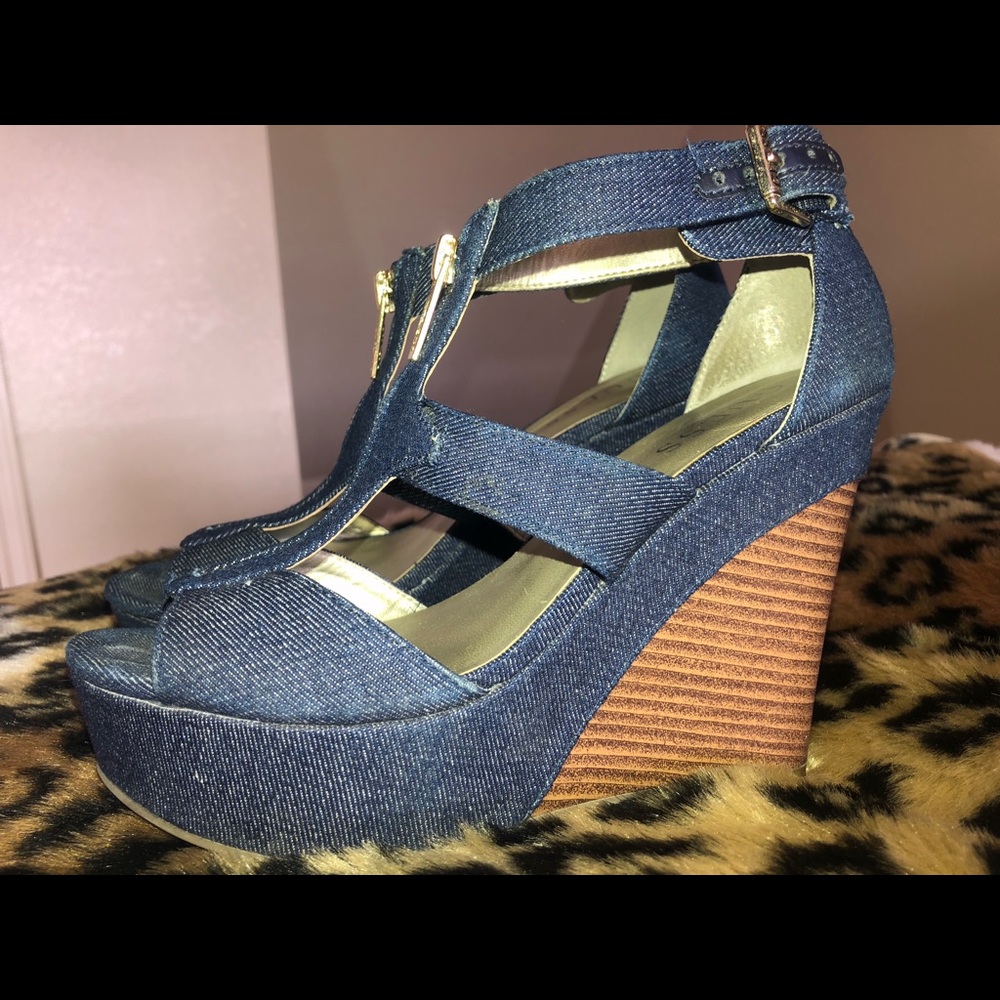 GUESS Heels - Picture 2 of 3